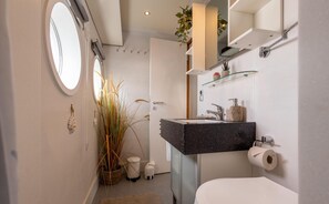Shower, hair dryer, towels - Houseboat Canoga in Labo marina (Laboe)