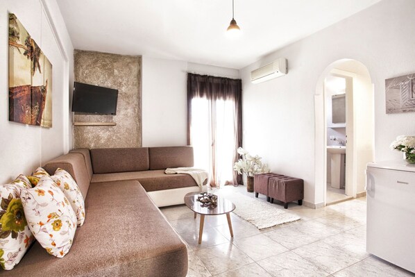 Standard Apartment (Coral and Sapphire) | Living area