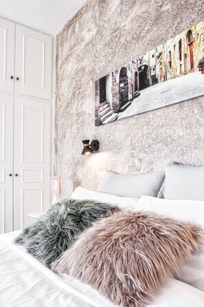 Standard Apartment (Coral and Sapphire) | In-room safe, soundproofing, free WiFi, bed sheets - Asprolithos Studios (Skiathos)