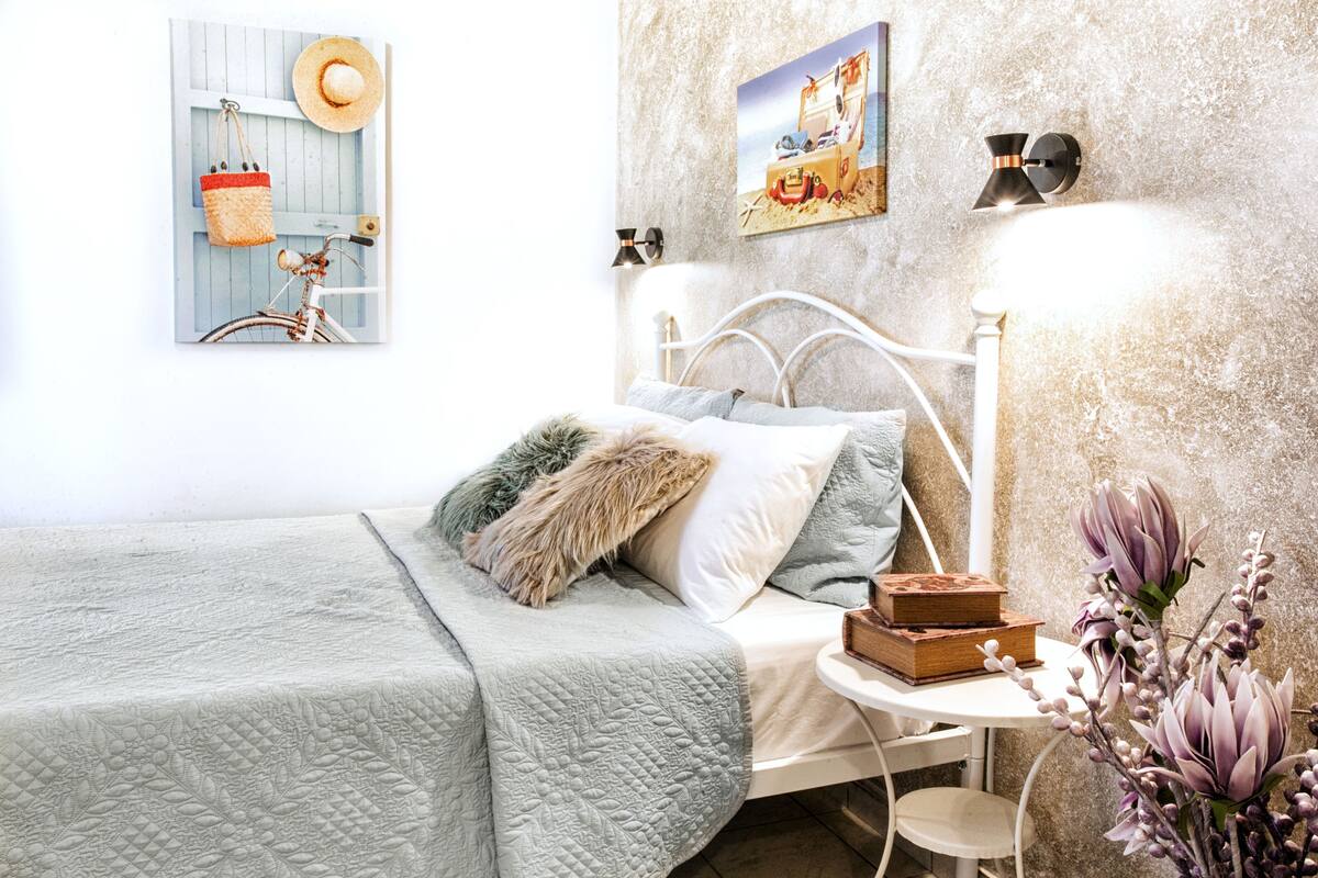 Studio (Aquamarine) | In-room safe, soundproofing, WiFi (free), bed sheets