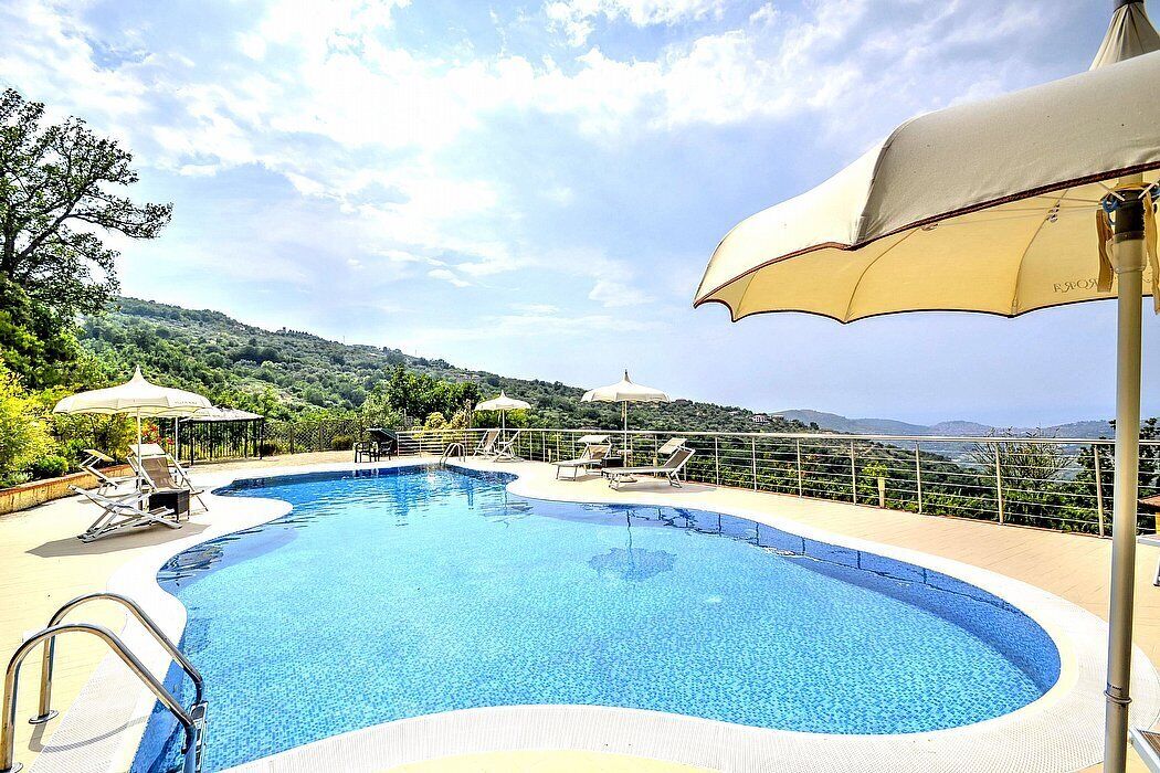 Villa Albatros B: A characteristic and welcoming independent house surrounded by the greenery, with Free WI-FI.