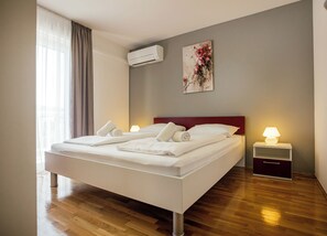 5 bedrooms, iron/ironing board, WiFi, bed sheets - Family destination (Zmijavci)
