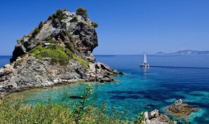 Nær stranden og solsenger