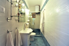 Doccia, asciugacapelli, asciugamani, sapone