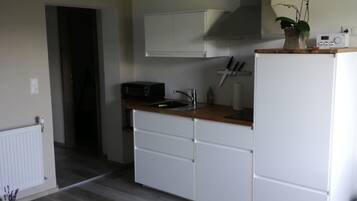 Kühlschrank, Ofen, Herdplatte, Wasserkocher mit Kaffee-/Teezubehör