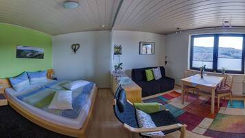 1 habitación, tabla de planchar con plancha, wifi gratis y ropa de cama