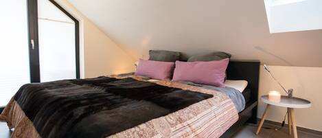 2 slaapkamers, een strijkplank/strijkijzer, reisbedje, wifi