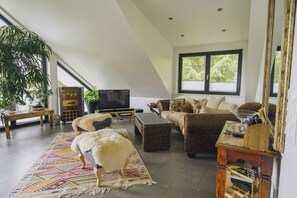 TV, DVD player - Fantastic bright lake view apartment in Holzhausen am Ammersee (Utting am Ammersee)