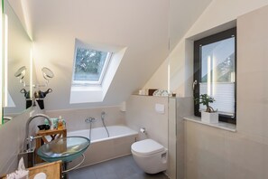 Bathtub, hair dryer, towels, soap - Fantastic bright lake view apartment in Holzhausen am Ammersee (Utting am Ammersee)