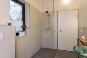 Badkar, hårtork, handdukar och tvål