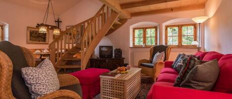 Una televisión, una chimenea, libros, un reproductor estéreo