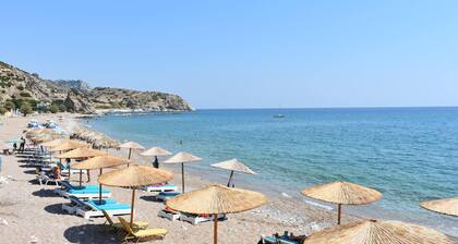 Sea-view Apartment for 2 people, 30m from the beach, restaurants-market nearby