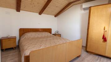 2 bedrooms, iron/ironing board, free WiFi, bed sheets