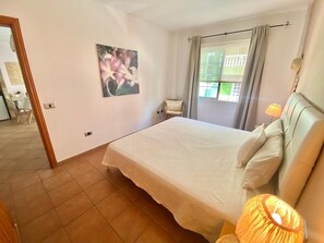 1 quarto, ferros/tábuas de passar roupa, berço de viagem