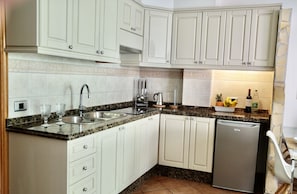 Kühlschrank, Ofen, Herdplatte, Wasserkocher mit Kaffee-/Teezubehör