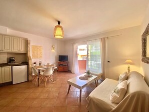 Télévision, livres, chaîne hi-fi