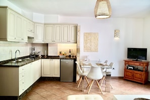 Kühlschrank, Ofen, Herdplatte, Wasserkocher mit Kaffee-/Teezubehör