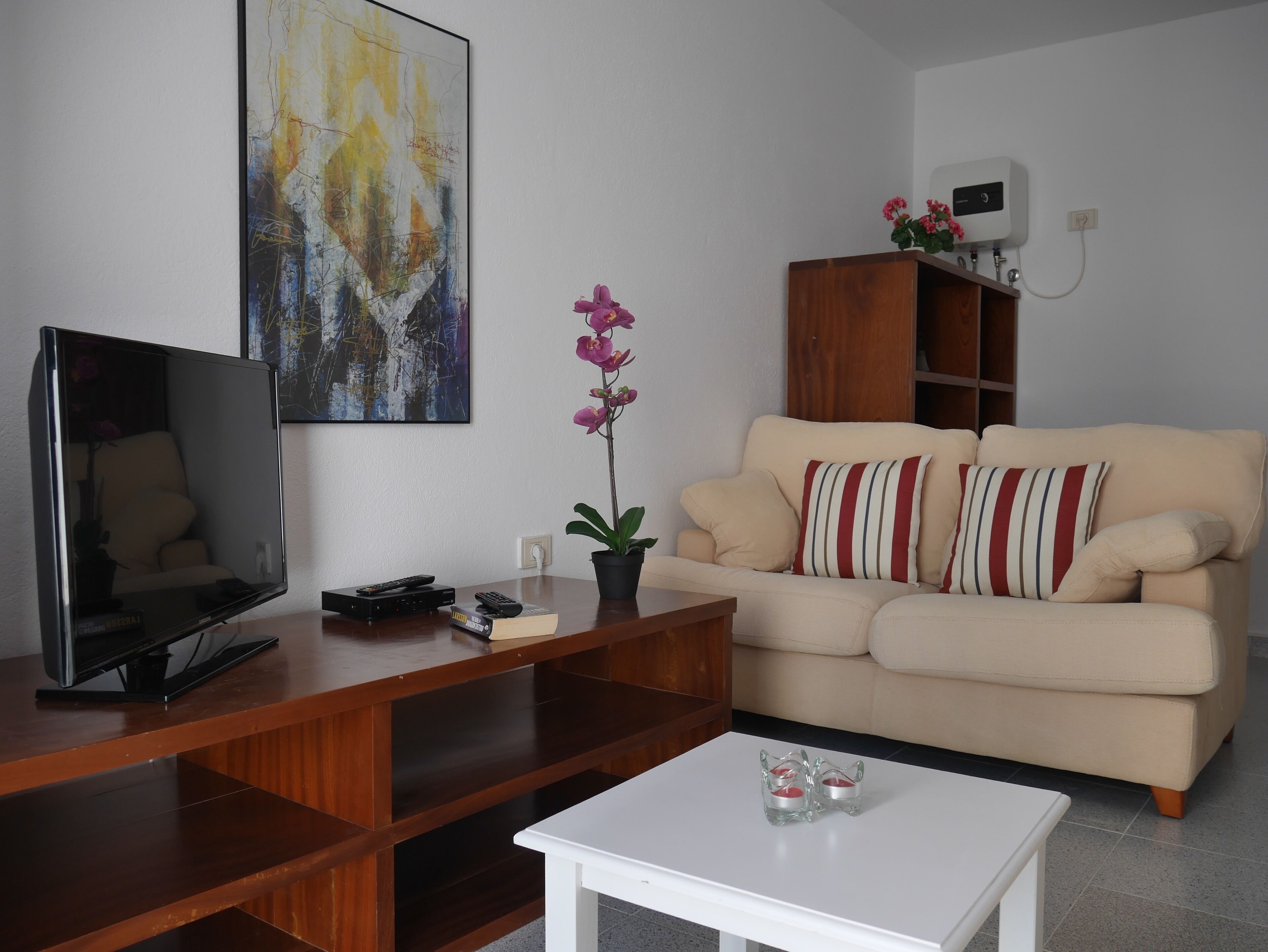 Quiet. bright ground floor apartment in a restored fisherman's house 100 meters from the sea