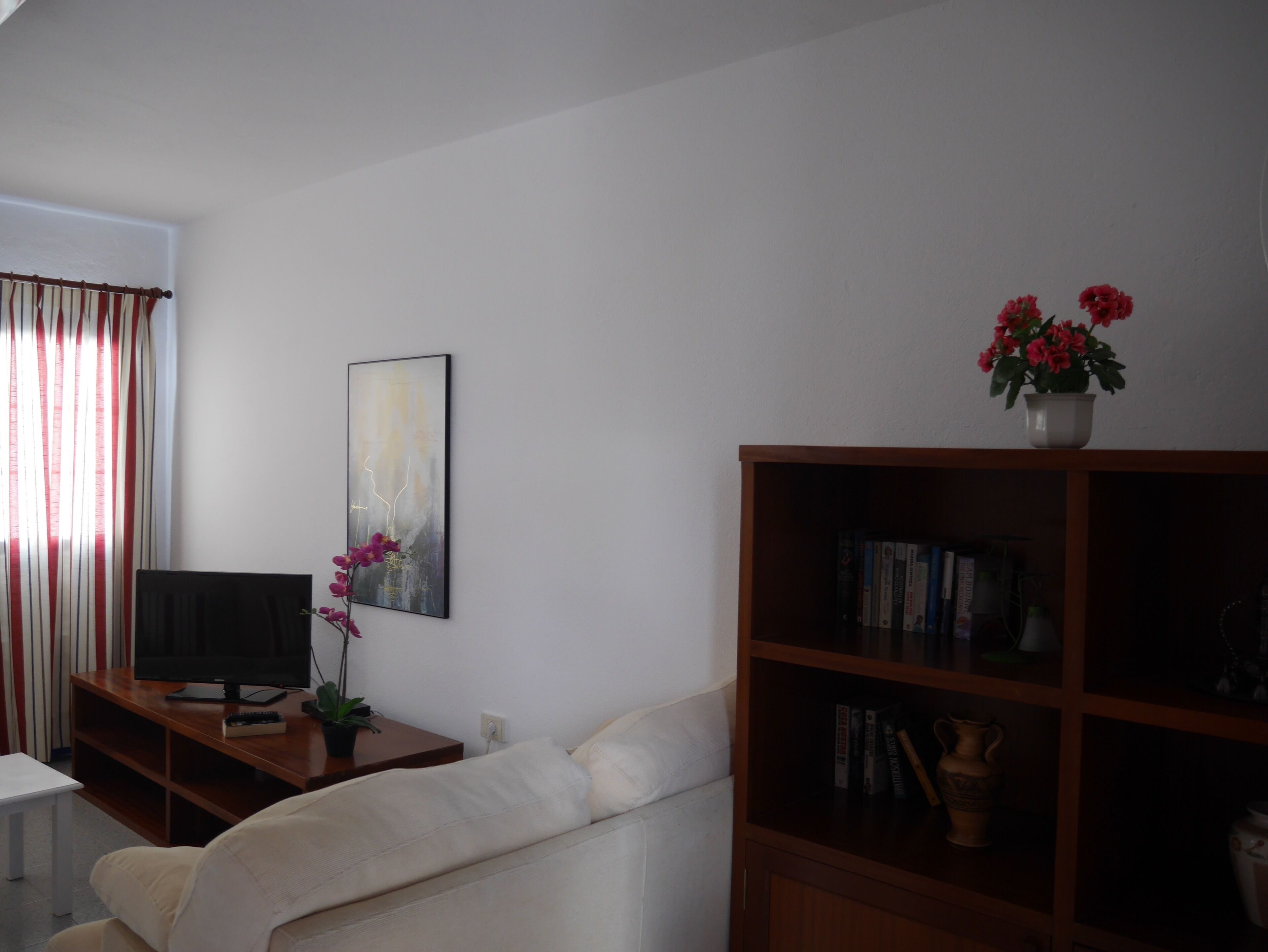 Quiet. bright ground floor apartment in a restored fisherman's house 100 meters from the sea