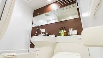 Kombination af bruser/badekar, gratis toiletartikler, hårtørrer