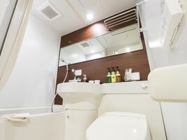 Bañera con ducha, artículos de tocador gratuitos, secador de pelo