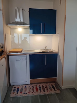 Réfrigérateur, micro-ondes, plaque de cuisson, lave-vaisselle