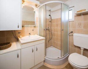 Douche, sĂšche-cheveux, serviettes fournies, savon