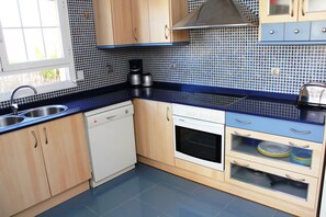 Een koelkast, een microgolfoven, een oven, een kookplaat