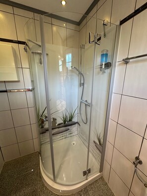 Douche, sèche-cheveux, serviettes fournies, savon