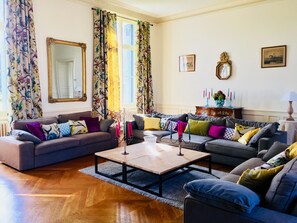 TV, table tennis - Superb castle with pool (Beaumont-Pied-De-Bœuf)