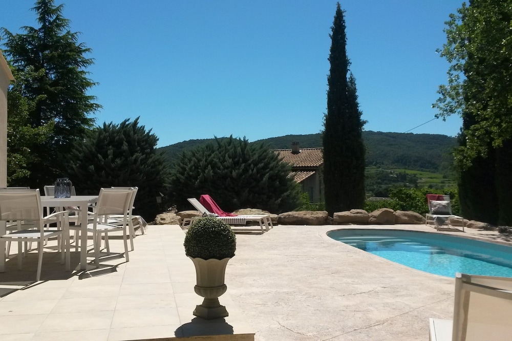 New 90m² house in a quiet area with private pool, 4 star category