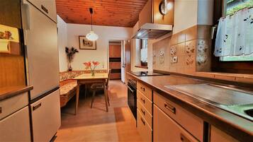 Kühlschrank, Ofen, Herdplatte, Wasserkocher mit Kaffee-/Teezubehör