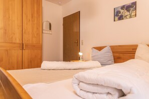 2 عدّة غرف نوم وسرير سفر