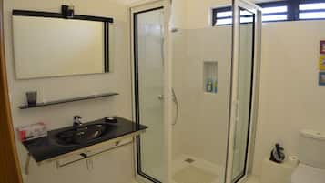 Secadora de cabello, toallas, papel de baño