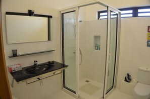 SĂšche-cheveux, serviettes fournies, papier toilette