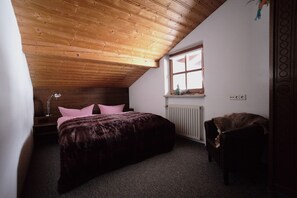 2 Schlafzimmer, Reisekinderbett, kostenloses WLAN, Bettwäsche
