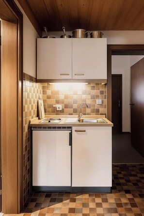 Réfrigérateur, micro-ondes, plaque de cuisson, cafetière/bouilloire