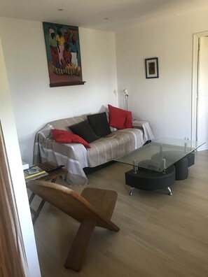 Een televisie en boeken