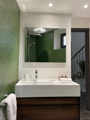 تجهيزات دش، مجففات شعر، مناشف، صابون