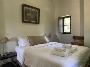 2 chambres, fer et planche à repasser, lit de bébé portatif