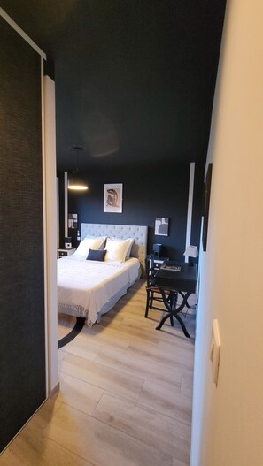 4 bedrooms, desk, iron/ironing board, travel cot