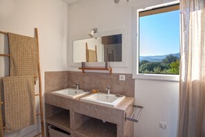 Shower, hair dryer, towels - Casa Sicreta, Villa standing 8 pers with heated pool & AC, Lozari Corsica  (Palasca)