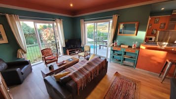 TV, DVD player, stereo