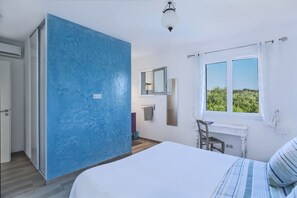 4 bedrooms, desk, iron/ironing board, travel crib - Casa Sicreta, Villa standing 8 pers with heated pool & AC, Lozari Corsica  (Palasca)