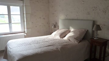 4 slaapkamers, een strijkplank/strijkijzer, reisbedje, wifi