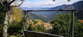 A green setting in a village 20 minutes from the beaches