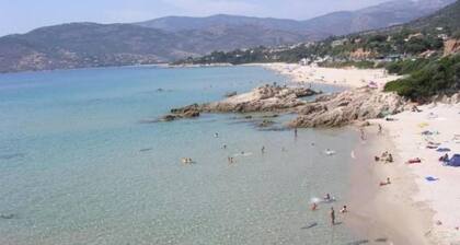 Un écrin de verdure dans un village à 20 mn des plages