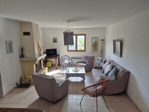 TV, fireplace, DVD player, books - A green setting in a village 20 minutes from the beaches (Letia)