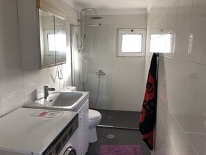 Dusche, Haartrockner, Handtücher, Seife