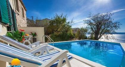 cttu114-lomamökki uima-altaalla Gornji Tucepin kylässä, 2 makuuhuonetta, 4 + 2 henkilöä